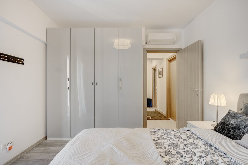 Piata Victoriei, Dr. Iacob Felix, Ultracentral,